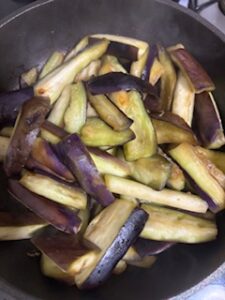 なすをちょっと水で洗ってペーパータオルで水気ふき取って切ってから油入れず焼きます
