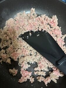 豚ひき肉の赤みがなくなるまでジュッと炒めます