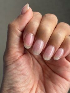 5本つやつやです。チークネイルですね、甘皮処理が下手なのでささくれが!